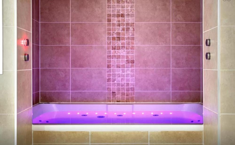 Clamshell Land - Royal Mile